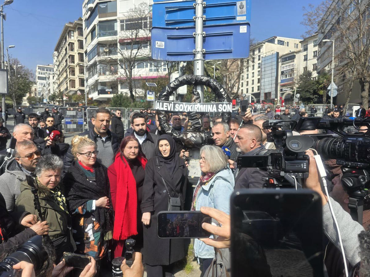 Alevi kurumları Suriye  Başkonsolosluğu yakınına siyah çelenk bıraktı, Demokrasi Parkı'nda açıklama yaptı